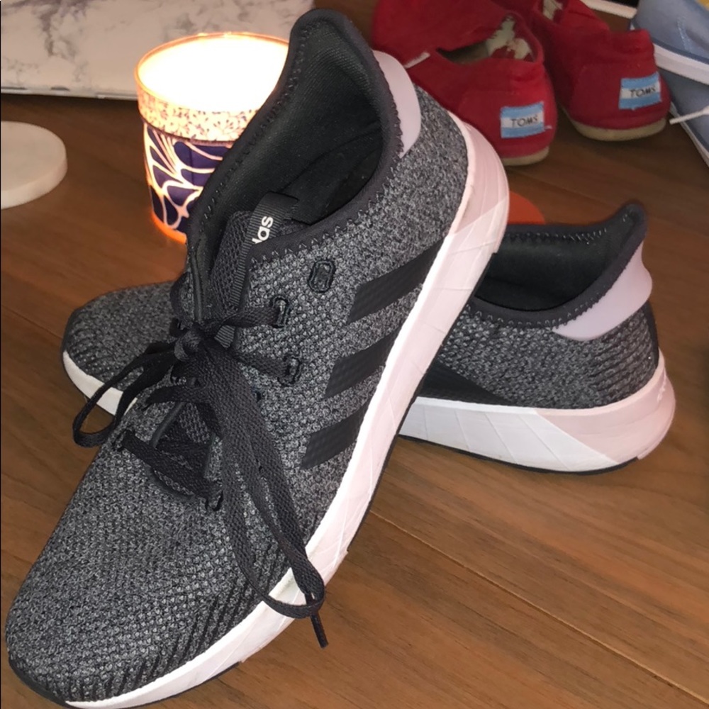 Women’s adidas size 9 shoe